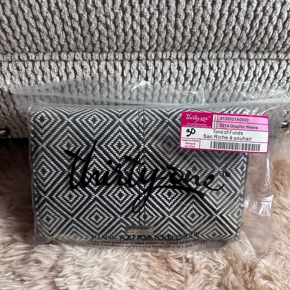 NWT Thirty-One Geometric Black and White Crossbody - Picture 3 of 8